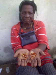 uMama kaNgomani with beads she recovered from the beach